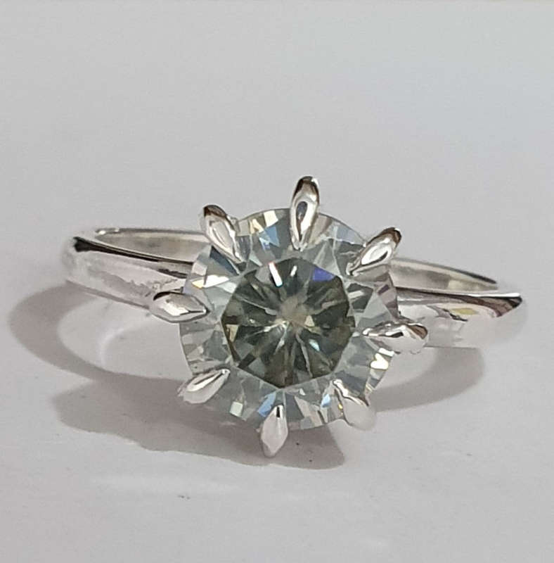 Silver solitaire Unique 8 claws. Please read description.