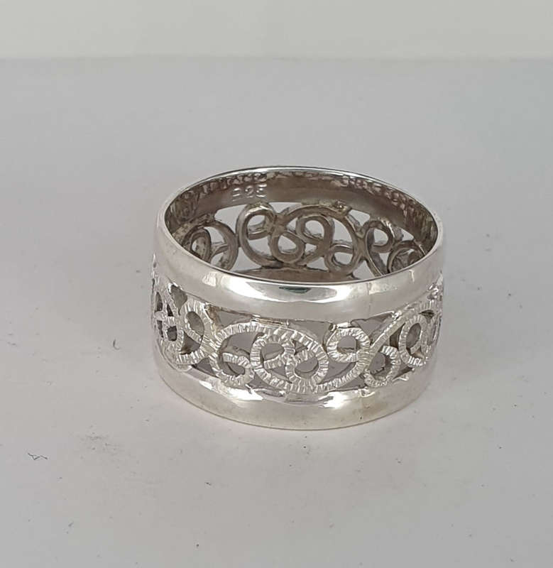 Sterling silver hand made ring Pattern