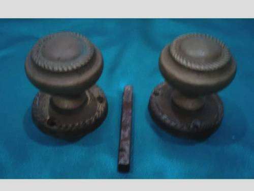 VINTAGE DOOR KNOBS ||  SEE PIC AS THEY PART OF THE DESCRIPTION