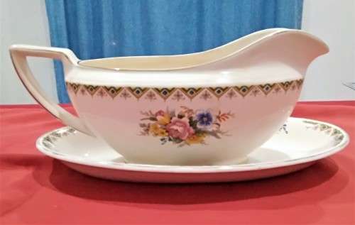 VINTAGE JOHN MADDOCK & SONS IVORY WARE GRAVY BOAT 20x9cm PLATE 21x12cm - Please see Pics & read desc