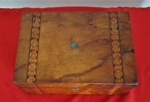 SEWING KIT- CONDITION AS PER PICTURES  -PLEASE C BELOW