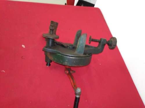 VINTAGE HEAVY DUTY HAND CRANK GRINDER - PLEASE C DESC