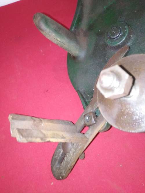 VINTAGE HEAVY DUTY HAND CRANK GRINDER - PLEASE C DESC
