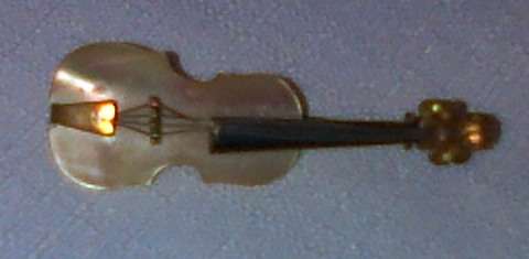 A Vintage Violin Brooch - German -see pics & description for details