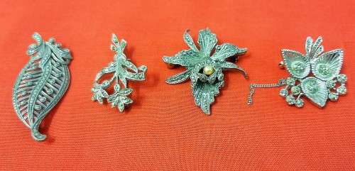 4 Brooches Lot1 - Please view Pictures as they part of the description