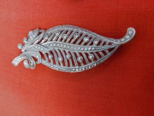 4 Brooches Lot1 - Please view Pictures as they part of the description