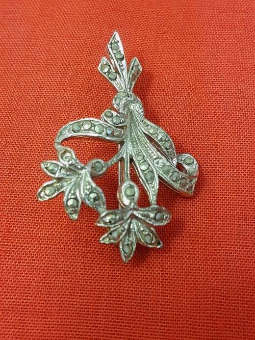 4 Brooches Lot1 - Please view Pictures as they part of the description