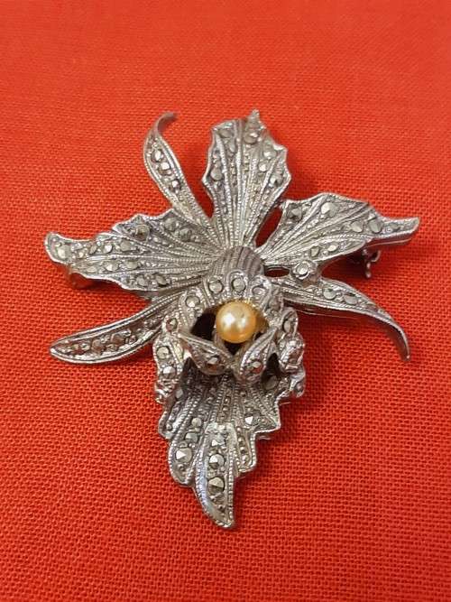 4 Brooches Lot1 - Please view Pictures as they part of the description
