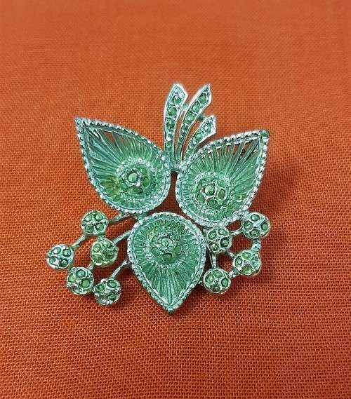 4 Brooches Lot1 - Please view Pictures as they part of the description