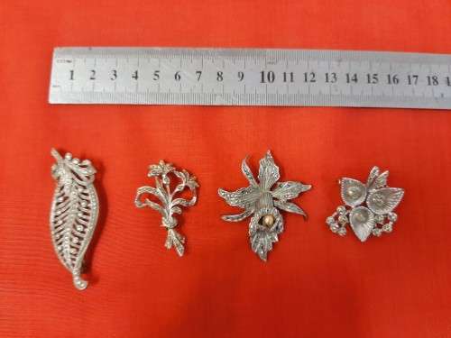 4 Brooches Lot1 - Please view Pictures as they part of the description