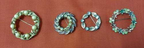 4 Brooches Lot 2 - Please view Pictures as they part of the description
