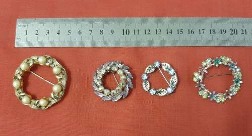 4 Brooches Lot 2 - Please view Pictures as they part of the description
