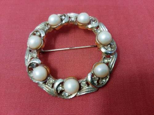 4 Brooches Lot 2 - Please view Pictures as they part of the description
