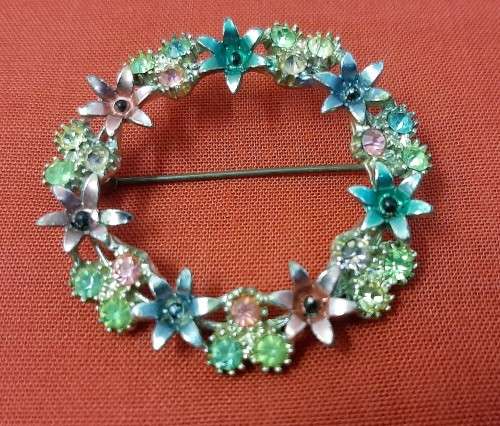 4 Brooches Lot 2 - Please view Pictures as they part of the description