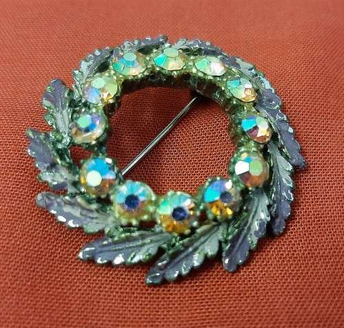 4 Brooches Lot 2 - Please view Pictures as they part of the description