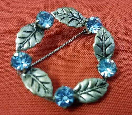4 Brooches Lot 2 - Please view Pictures as they part of the description