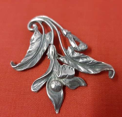 4 Brooches Lot 3 - Please view Pictures as they part of the description