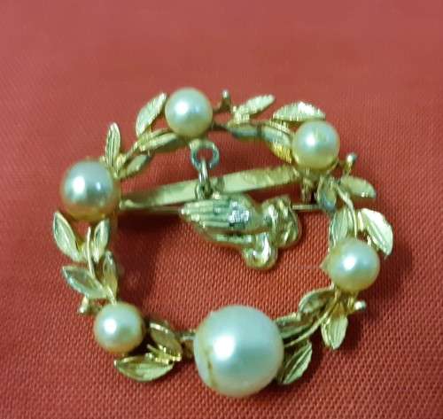 4 Brooches Lot 3 - Please view Pictures as they part of the description