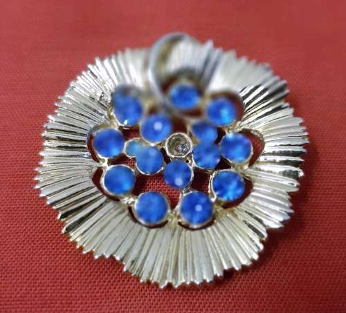 4 Brooches Lot 3 - Please view Pictures as they part of the description