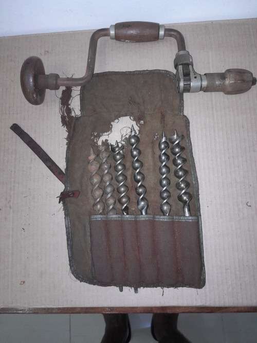 R125.00 START - VINTAGE BRACE & 6 AUGER BITS  -PLEASE SEE DESC & PICs - R125 START