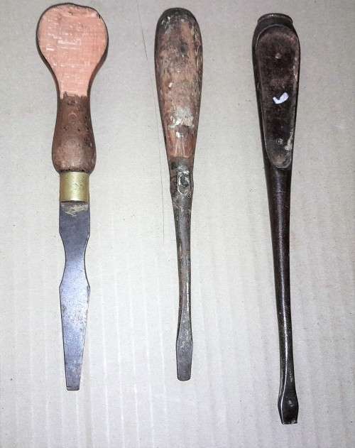 3 VINTAGE SCREWDRIVERS - PLEASE SEE PICS FOR CONDITION