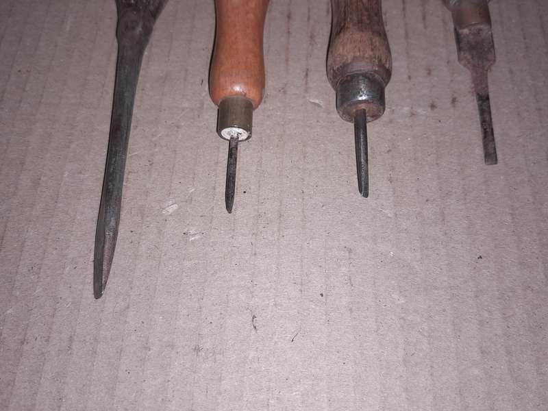 4 VINTAGE WOODEN HANDLE SCREWDRIVERS- PLEASE SEE PICTURES