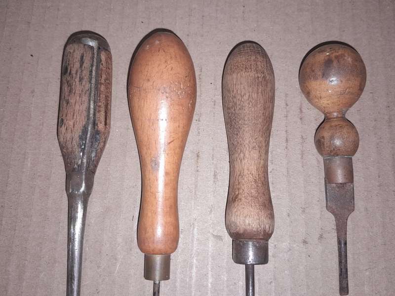 4 VINTAGE WOODEN HANDLE SCREWDRIVERS- PLEASE SEE PICTURES