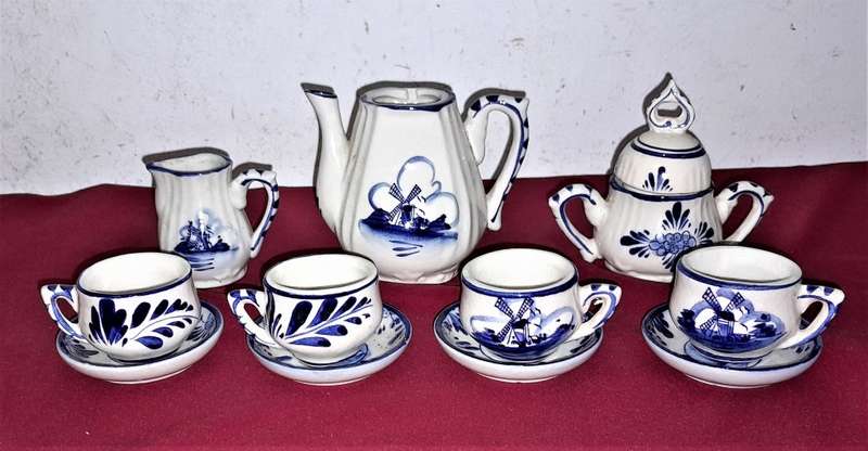 Delft Blue Handpainted Miniature Tea set EH 98-10385 as reflected in Pictures