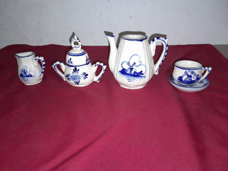 Delft Blue Handpainted Miniature Tea set EH 98-10385 as reflected in Pictures