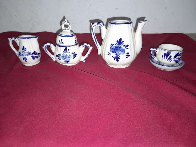 Delft Blue Handpainted Miniature Tea set EH 98-10385 as reflected in Pictures