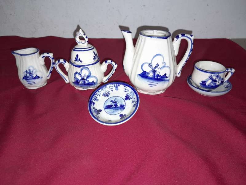 Delft Blue Handpainted Miniature Tea set EH 98-10385 as reflected in Pictures