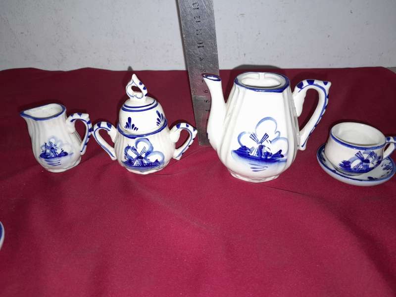 Delft Blue Handpainted Miniature Tea set EH 98-10385 as reflected in Pictures