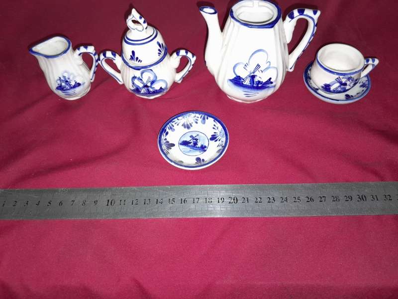 Delft Blue Handpainted Miniature Tea set EH 98-10385 as reflected in Pictures