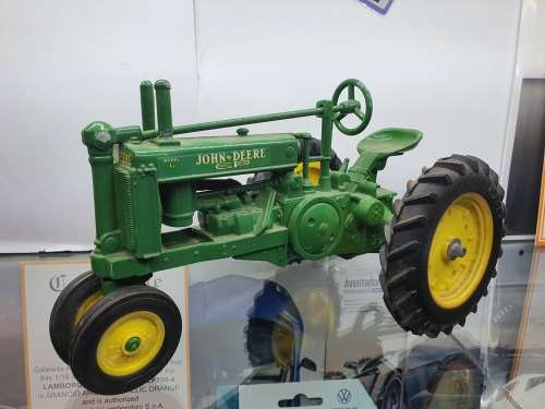 6x ERTL John Deere tractors