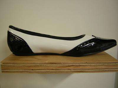 STYLISH LADIES BLACK/WHITE POINTY FLAT COURTS - SIZE 6