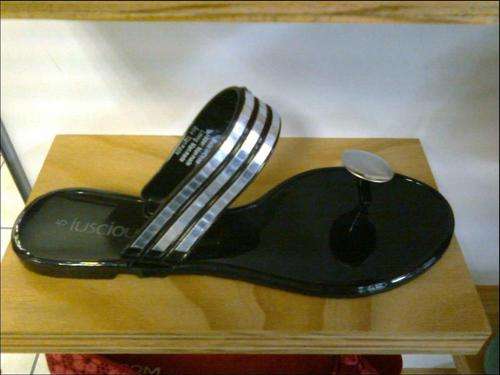 SNAZZY BLACK BUTTON TOE THONG SANDAL - LUS106455AE SIZE 6 ONLY