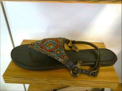 GINO FARELLI PLS106429ND BEADED THONG FLAT SANDAL - BROWN SIZE 4 ONLY