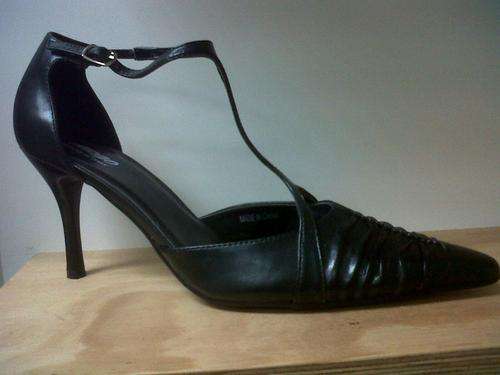 ARGO JUR 2 - LADIES BLACK POINTY TBAR COURT SIZE 8 ONLY