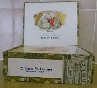 ROMEO Y JULIETA HABANA , EXCLUSIVELY BY HAND, VINTAGE WOODEN CIGAR BOX (20 CM X 15,5 CM X 7 CM)