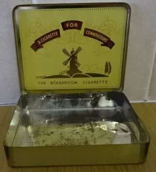VINTAGE MILLS SPECIAL CIGARETTE TIN BOX (MADE IN ENGLAND - 9 CM X 7,5 CM X 1.5 CM)