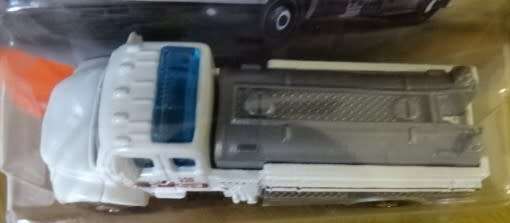MATCHBOX WHITE FREIGHTLINER M2 106  (MADE IN THAILAND) CARDED