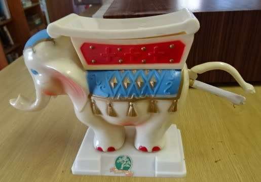 VINTAGE NOVALTY ITEM, GREEN PINE CIGARETTE DISPENSER. PLASTIC