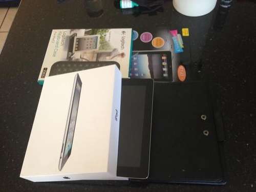 Apple Ipad 2 Black 3G Wifi 32GB +New Wireless Keyboard+Leather cover