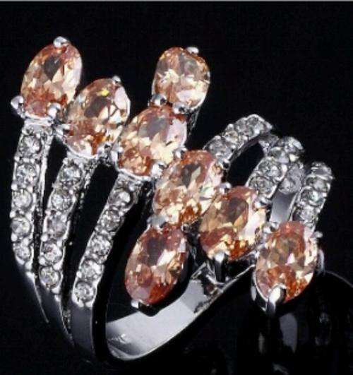 18 K White Gold Topaz Ring