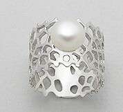 Fresh water pearl ring        SIZE 8