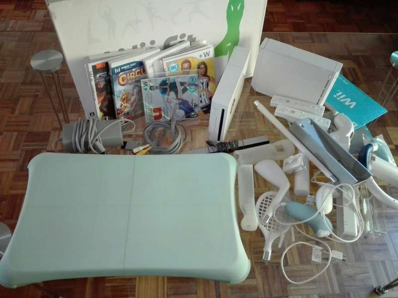 Huge WII Bundle 2x Consoles, Balance Board, 13 Games ect