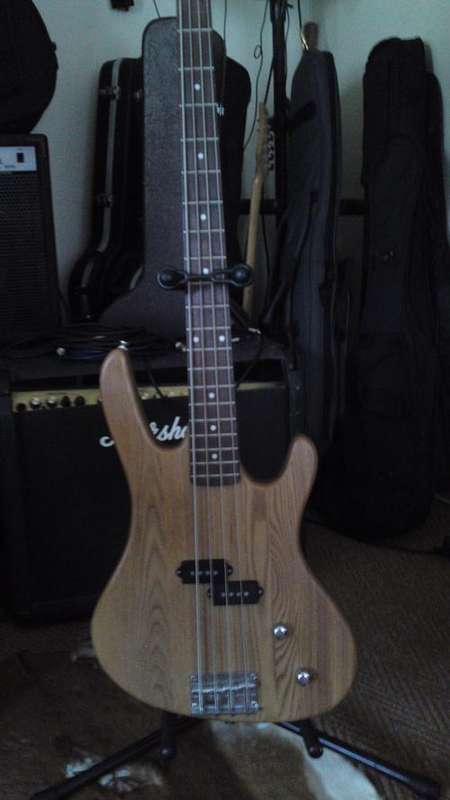 WASHBURN XB100 BANTAM 4 STRING BASS GUITAR
