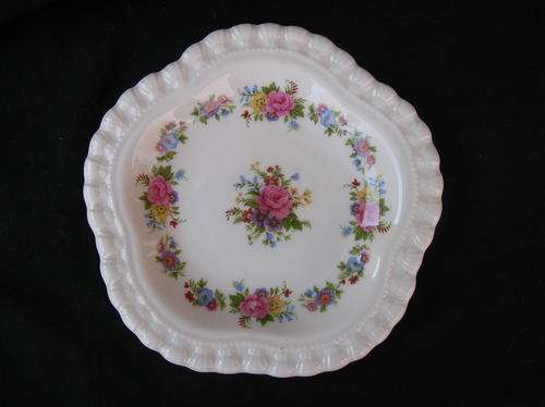 Elizabethan Hand decorated, fine bone china. England Decorative dish, very good condition, see pics