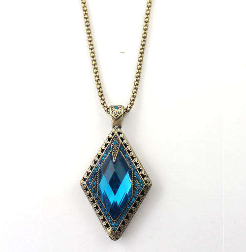 FASHIONABLE NECKLACE IN BLUE COLOUR
