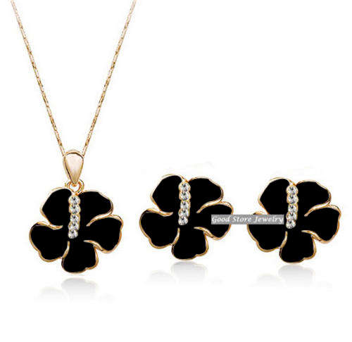 STRIKING ROSE SWAROVSKI ACCESSORIES SET IN 18KGP